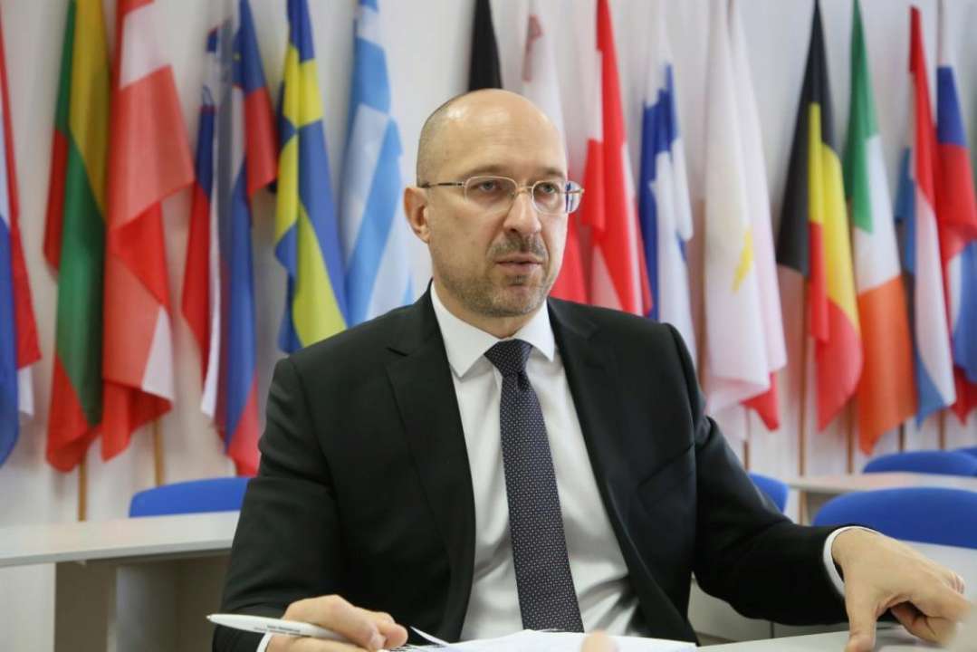 За средства из донатов отстроят украинские многоэтажки / Фото: Денис Шмигаль В Украине отстроят разрушенные жилые дома за средства из донатов
