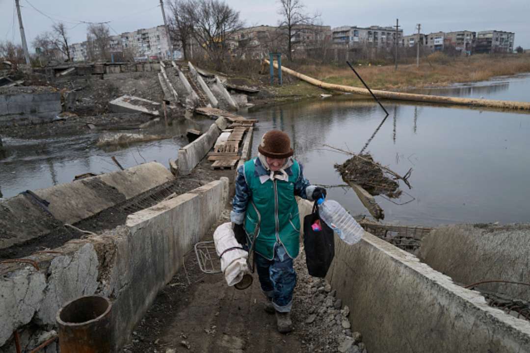 Россияне взорвали мост в Запорожской области/Фото: Pierre Crom/Getty Images Войска рф взорвали пешеходный мост во временно оккупированных Пологах Запорожской области