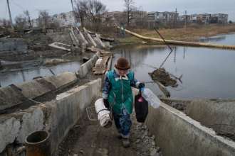 Россияне взорвали мост в Запорожской области/Фото: Pierre Crom/Getty Images Войска рф взорвали пешеходный мост во временно оккупированных Пологах Запорожской области