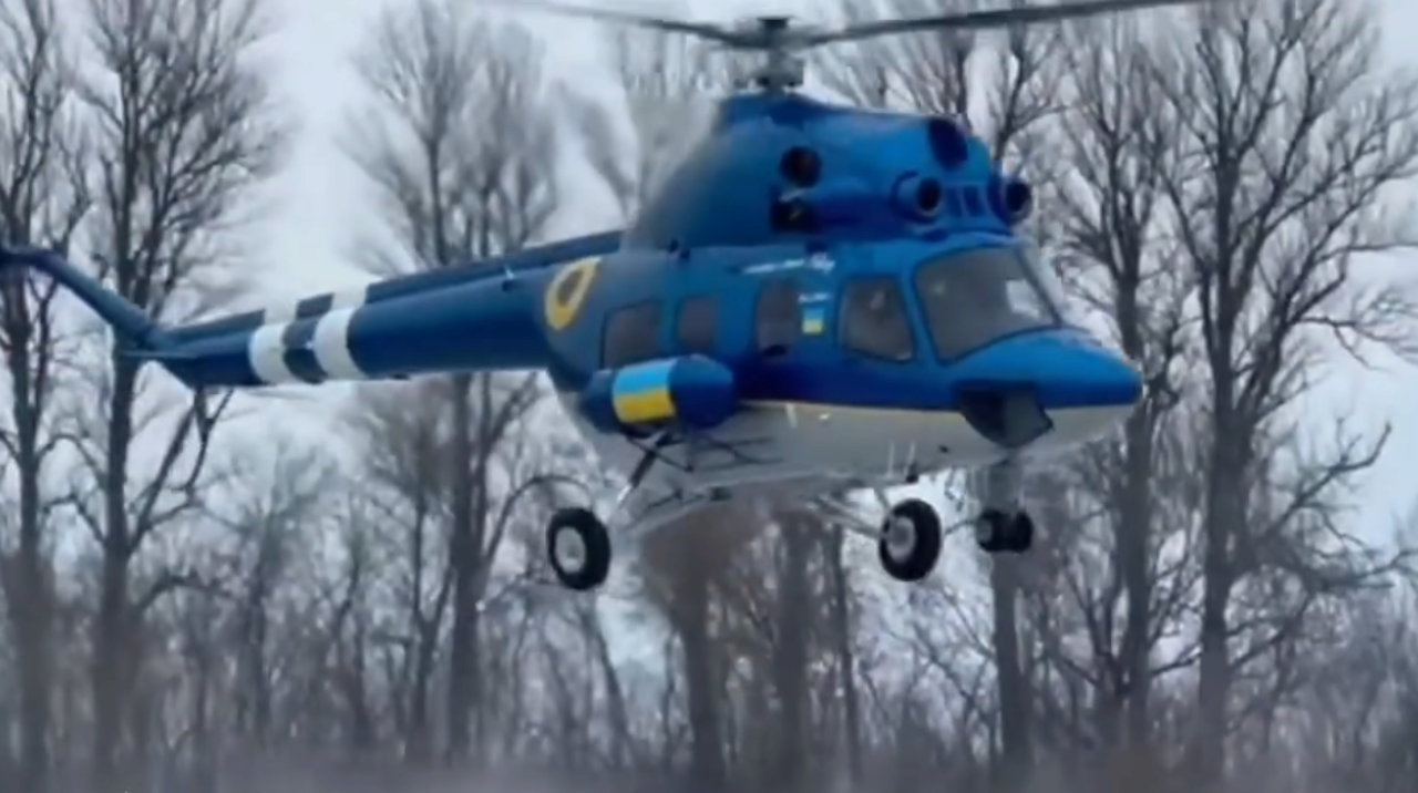 Бійці ГУР Міноборони отримали евакуаційний вертоліт Мі-2 АМ-1/Фото: кадр з відео Бійці ГУР Міноборони отримали евакуаційний вертоліт Мі-2 АМ-1/Фото: кадр з відео