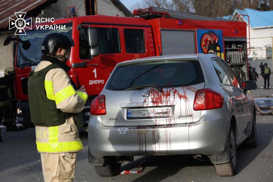 Унаслідок ракетної атаки росіян по Дніпру отримали поранення 13 людей/Фото: ДСНС Унаслідок ракетної атаки росіян по Дніпру отримали поранення 13 людей/Фото: ДСНС