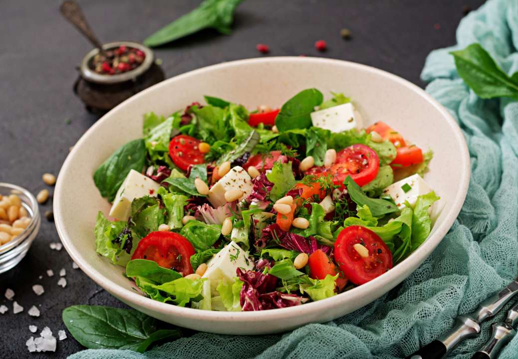 Готовим вкусный и диетический салат из доступных ингредиентов / Фото: Freepik Готовим вкусный и диетический салат из доступных ингредиентов / Фото: Freepik