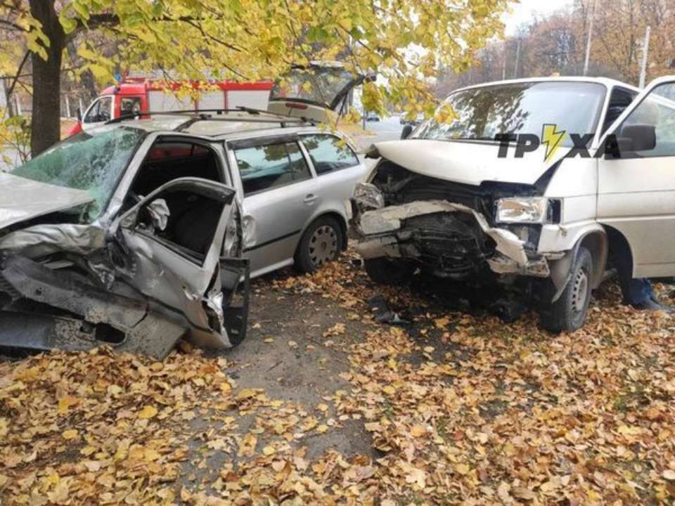 ТГ-канал ТРУХА Харьків У Харкові бус пролетів на червоний і влетів в іномарку. Фото