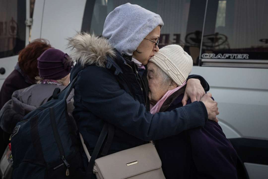 Как убедить пожилых людей покинуть свои дома на время войны/Фото: Chris McGrath/Getty Images Как убедить пожилых людей эвакуироваться: 7 советов от психолога