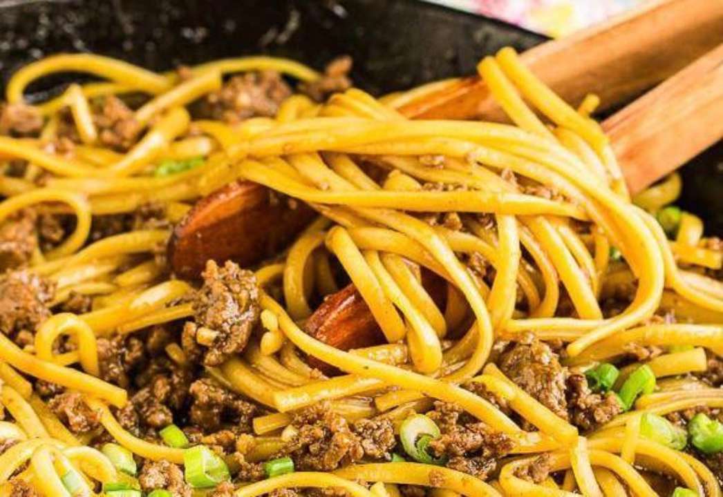 Бюджетное и быстрое блюдо: как приготовить пасту с тушенкой на сковороде
