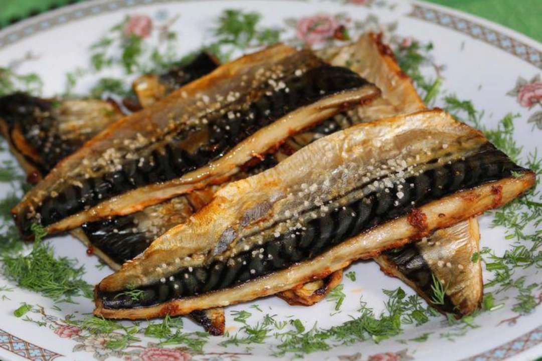 Покроковий рецепт запеченої скумбрії з білим вином/Фото: Pinterest Неймовірно ніжна страва: готуємо запечену скумбрію у часниковій суміші та з білим вином