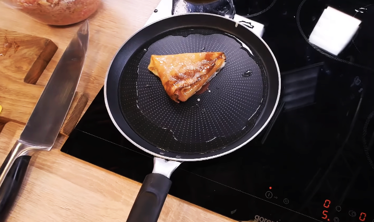 Пошаговый рецепт бендериков с мясной начинкой / Фото: Youtube/snidanok Бендерик