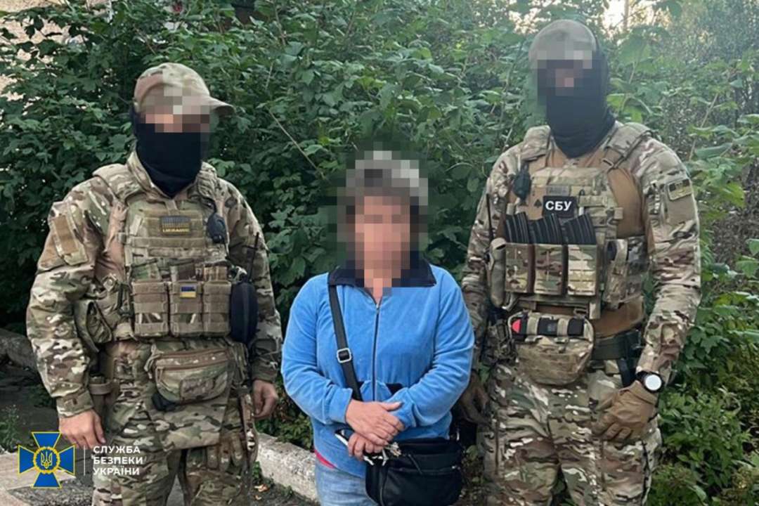 Наводила вражеский огонь на позиции ВСУ под Бахмутом: СБУ задержала российскую агентку