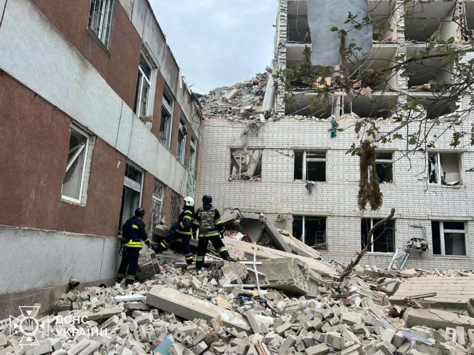 У Чернігові зросла кількість жертв внаслідок ранкової ракетної атаки/Фото: ДСНС росіяни обстріляли 10 областей України: є загиблі та поранені серед цивільних