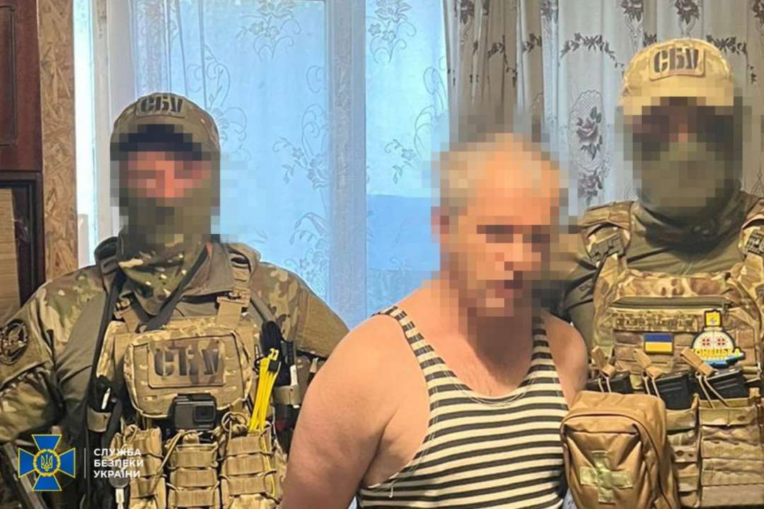 За вказівкою окупантів фігурант об'їжджав або пішки обходив місцевість поблизу лінії фронту, де приховано фіксував позиції українських військ За вказівкою окупантів фігурант об'їжджав або пішки обходив місцевість поблизу лінії фронту, де приховано фіксував позиції українських військ