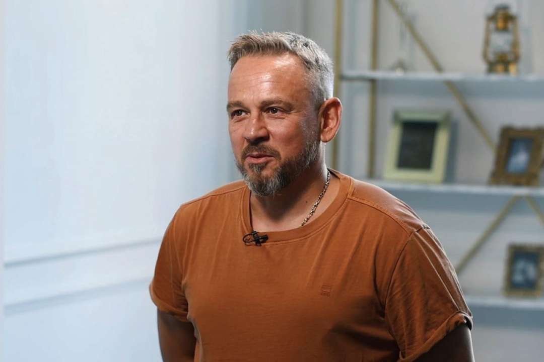 Фоззі з ТНМК переніс операцію на хребті / Скриншот з відео на YouTube-каналі "Слава Дьомін" Фоззі з ТНМК переніс операцію на хребті та готується до наступної: що відомо про самопочуття артиста