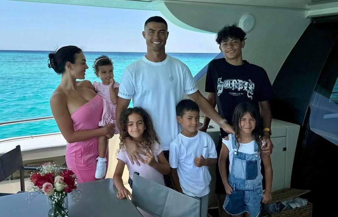 Семья Роналду / Фото: instagram.com/cristiano Криштиану Роналду трогательно поздравил дочь с днем рождения: мини-копия звездного папы
