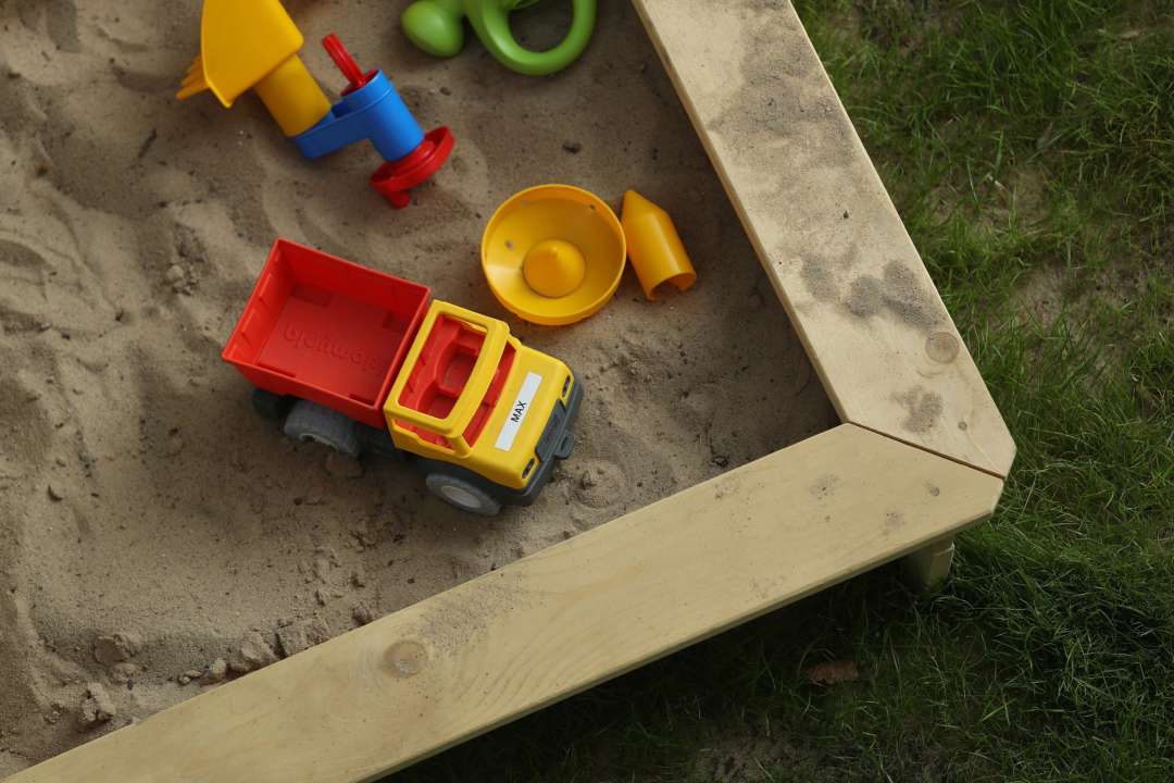 Школярі Польщі знайшли в пісочниці могили