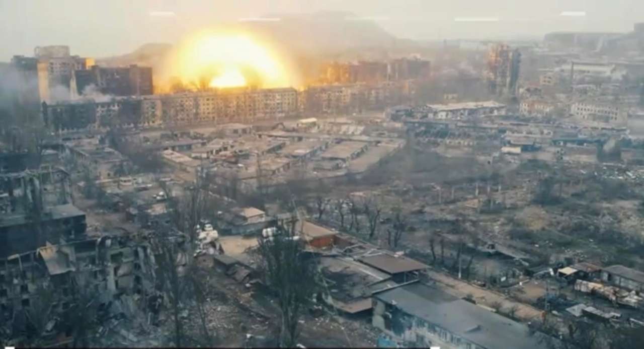 Блокада Мариуполя: оккупанты из танка обстреляли один из районов города. Видео