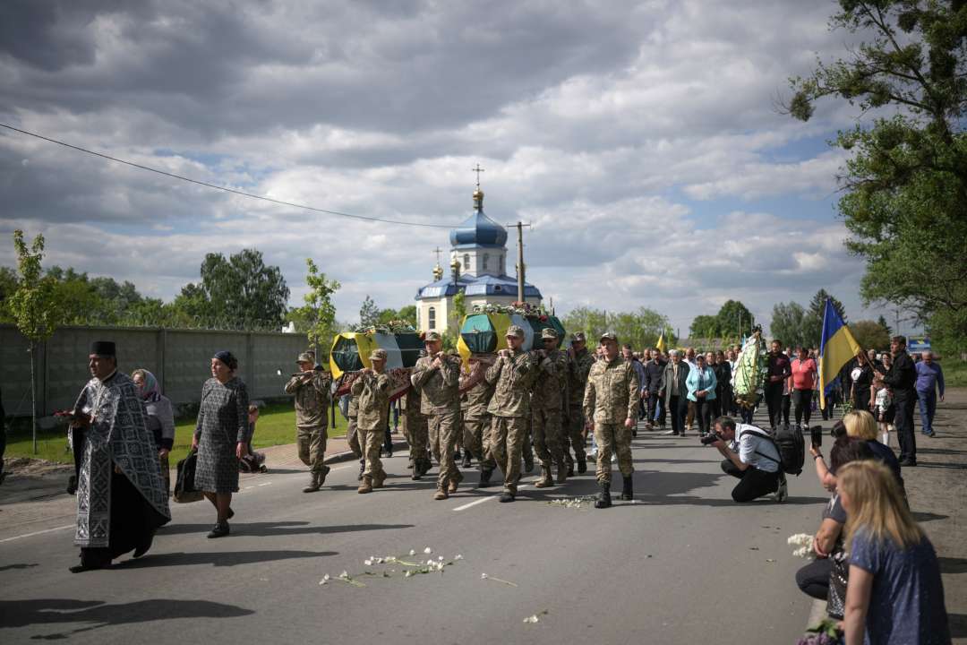В Киев привезли еще 58 тел погибших защитников Мариуполя/Фото: Getty Images Похороны