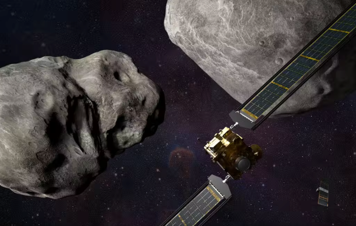 NASA собирается столкнуть космический корабль с астероидом во время тестовой миссии по защите Земли/Фото: NASA/Johns Hopkins, APL/Steve Gribben Космический корабль NASA Dart рядом с астероидами