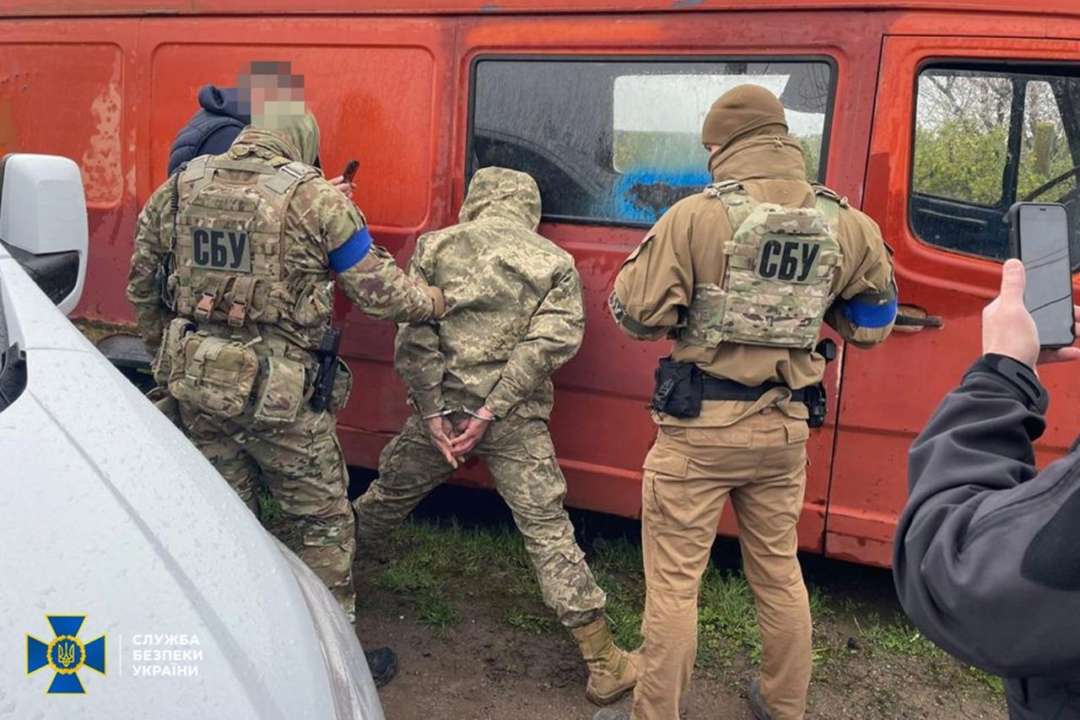 Служба безопасности задержала предателя, который работал на россию/Фото: СБУ "Охотился" на HIMARS и разведывал склады с боеприпасами ВСУ: СБУ задержала предателя