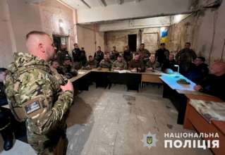 Во время экстренной эвакуации с передовой Бахмута удалось спасти 4 человека/Фото: Главное управление Национальной полиции в Донецкой области Оккупанты накрыли эвакуационный экипаж из Бахмута огнем: есть погибшая
