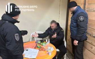 Будут судить военнослужащего и его сообщника, которые продавали автомобили ввезенные в Украину для ВСУ/Фото: ГБР Будут судить военнослужащего и его сообщника, которые продавали автомобили ввезенные в Украину для ВСУ/Фото: ГБР