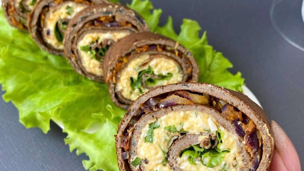 Очень красивый печеночный рулетик с яркой начинкой