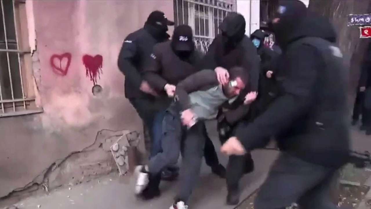 В Грузии проходят обыски в офисах оппозиционных партий/Фото: скрин В офисы грузинской оппозиции пришли с обысками: известно о нескольких задержанных