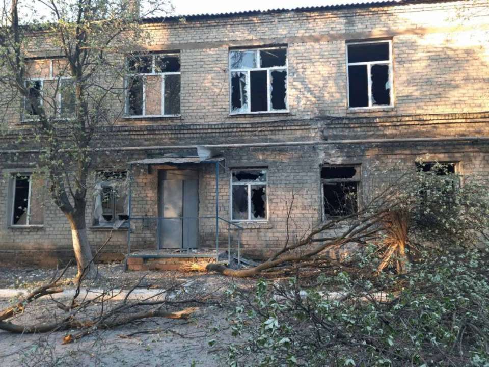На Донбассе боевики обстреляли больницу, где лежат больные коронавирусом