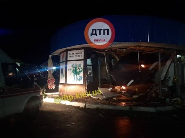 ДТП.kiev.ua Под Киевом авто влетело в цветочный киоск