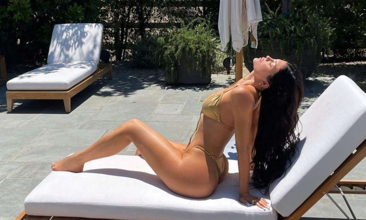 instagram.com/kyliejenner Кайлі Дженнер похвалилася ідеальним тілом в обтягуючому одязі
