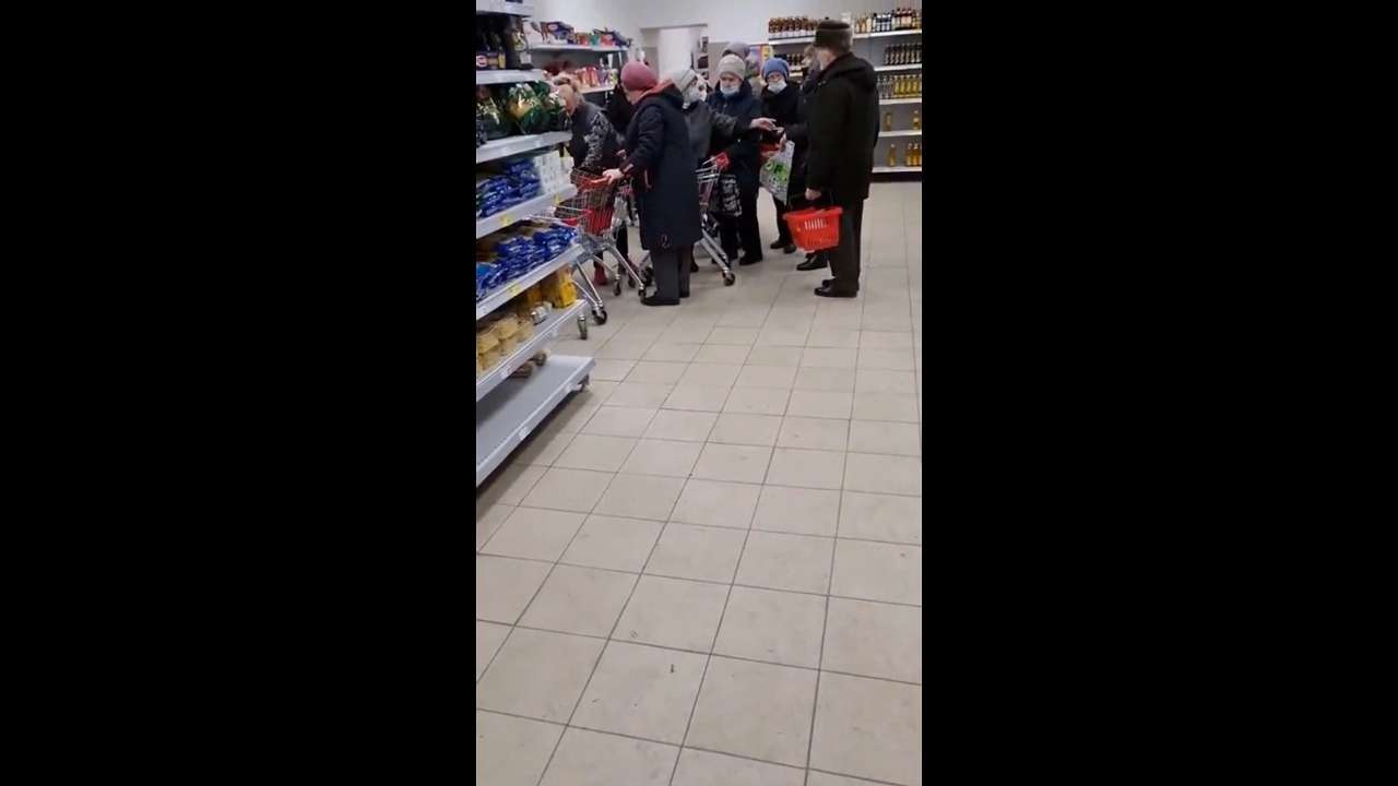 Битва за продукты: россияне массово штурмуют супермаркеты. Видео