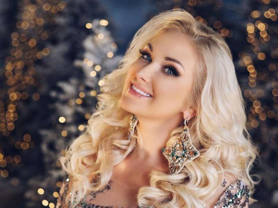 В платье с цветной вышивкой и цветочным венком: Катя Бужинская очаровала новыми фотографиями