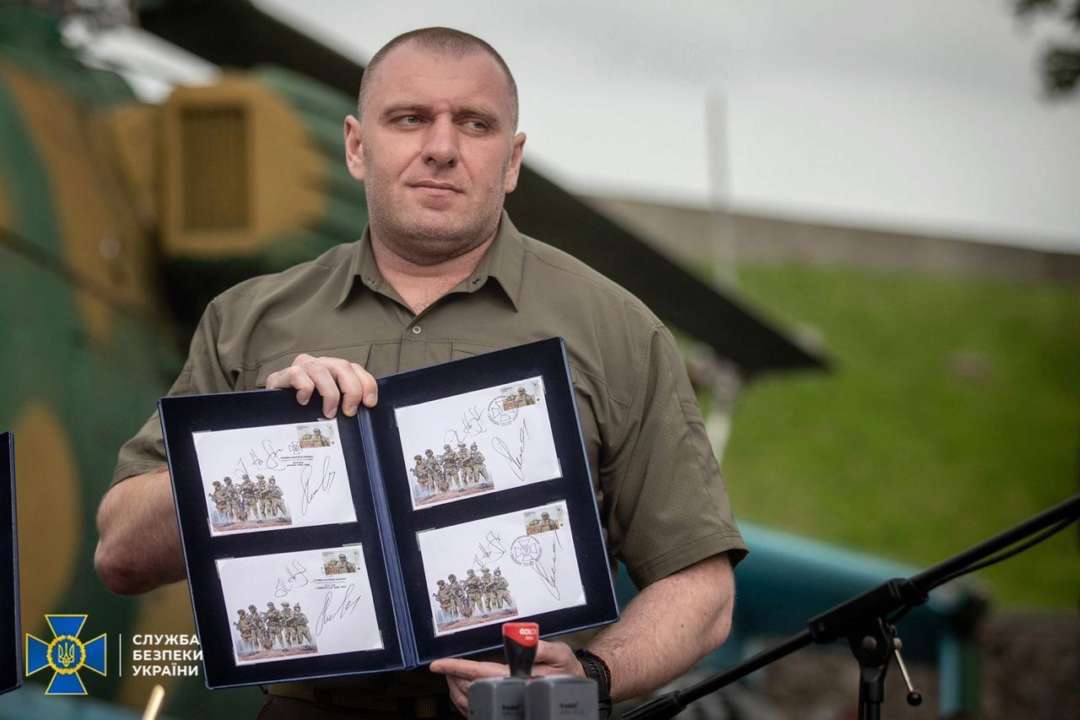 Укрпочта вместе с СБУ погасили новую марку / Фото: СБУ СБУ и Укрпочта ввели в обращение новую марку