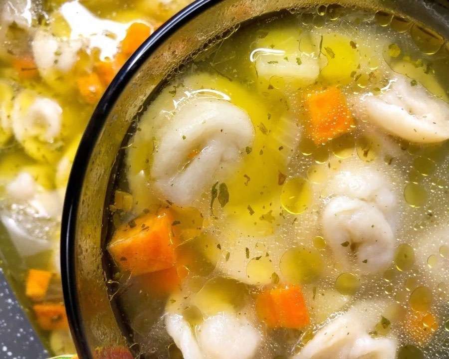 Покроковий рецепт супу з пельменями / Фото: instagram.com/vistovska_cooking
