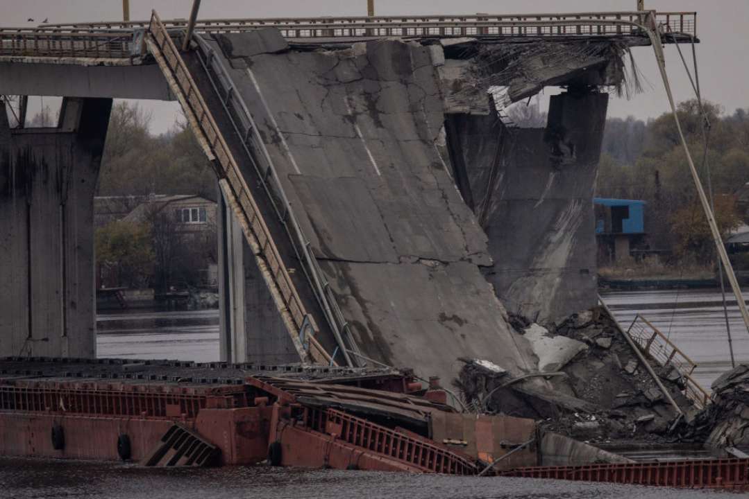 Разрушенный мост в Херсонской области