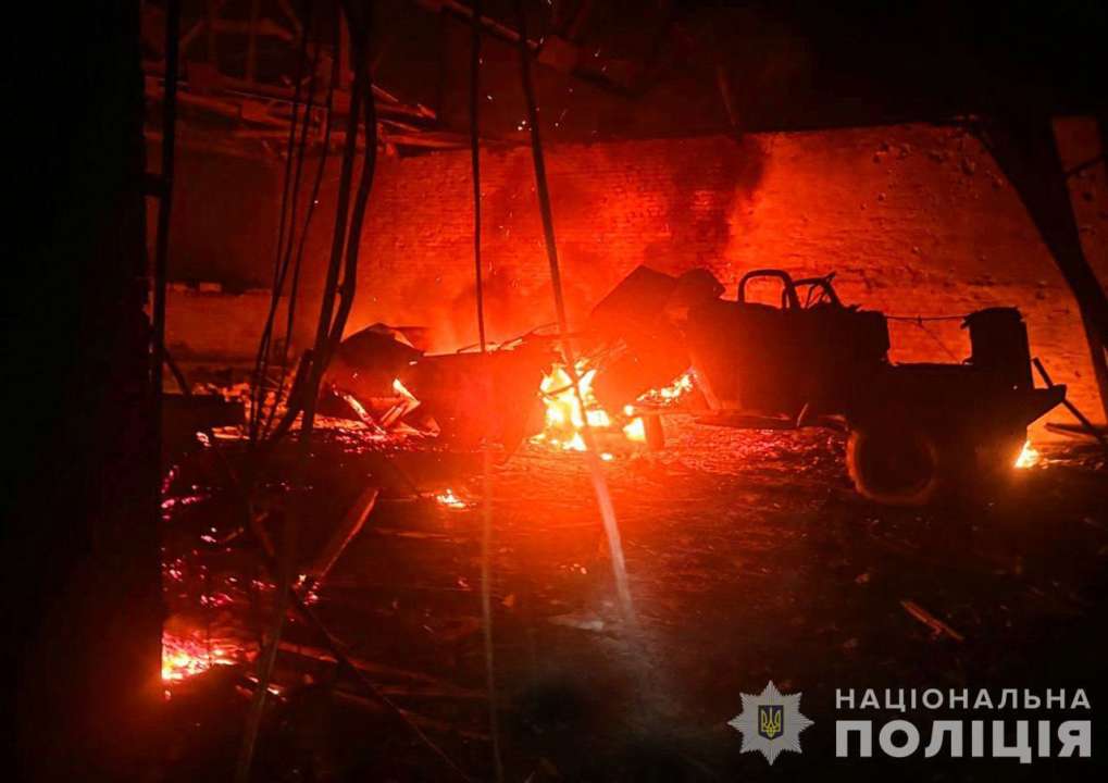 Будівля спалахнула внаслідок влучання снаряда і вигоріла вщент Будівля спалахнула внаслідок влучання снаряда і вигоріла вщент