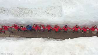 В Антарктиде ко Дню Соборности создали "живую цепь"/Фото: Facebook.com/AntarcticCenter В Антарктиде ко Дню Соборности создали "живую цепь"