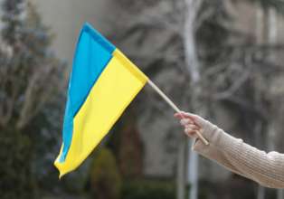 У Києві жінці відмовили в обслуговуванні державною мовою / Фото: Freepik Український прапор