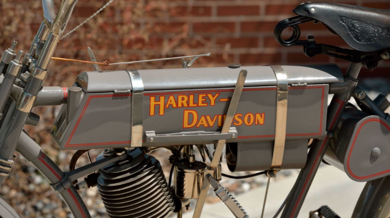 Столітній мотоцикл Harley-Davidson продали на аукціоні за рекордну суму/Фото: Mecum Auctions Бак мотоцикла з логотипом Harley-Davidson