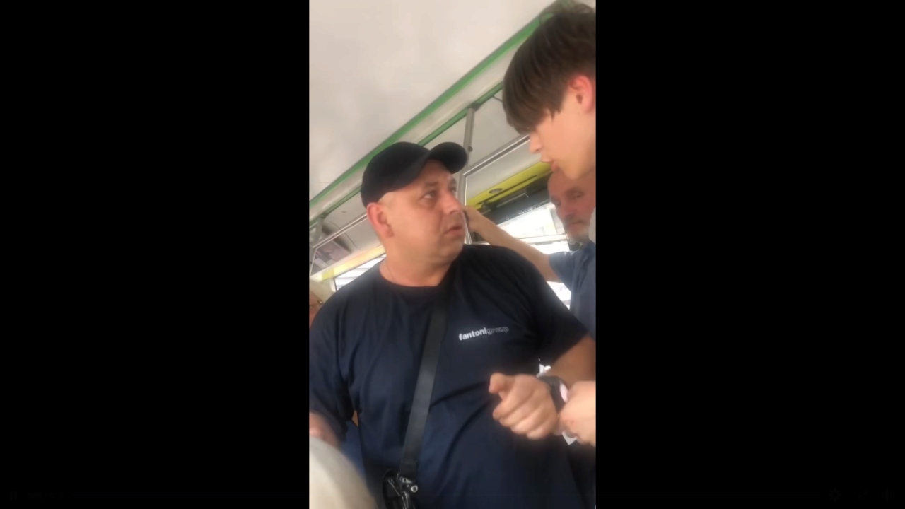 Во Львове взрослые пассажиры избили несовершеннолетних/Фото: скрин видео В маршрутке Львова взрослые избили несовершеннолетних: душили и били в живот. Видео