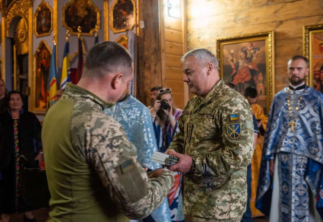 Духовна підтримка на війні: Сергій Наєв передав 1000 примірників Нового Завіту для ЗСУ