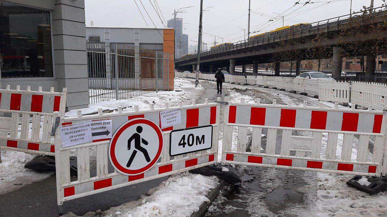 В Киеве возле метро "Демеевская" потрескался и просел асфальт/Фото: КГГА В Киеве возле одной из станций метро произошло проседание грунта