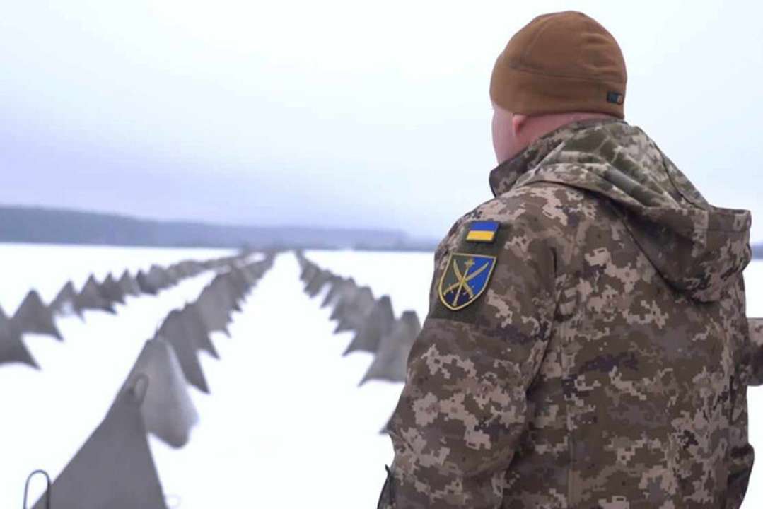 Польова фортифікація переробляється на довготривалу за допомогою бетону/Фото: скріншот Наєв показав, як ЗСУ укріплюють кордон на півночі України (відео)