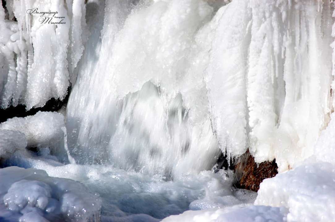 В Украине замерз крупнейший равнинный водопад. Фото