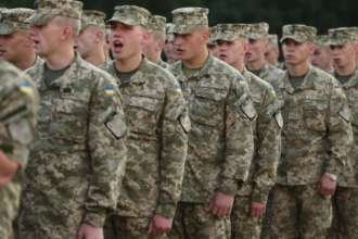 Скільки будуть отримувати військовослужбовці з 1 червня/Фото: Sean Gallup/Getty Images Виплати військовослужбовцям: скільки будуть отримувати бійці ЗСУ та ТрО з 1 червня