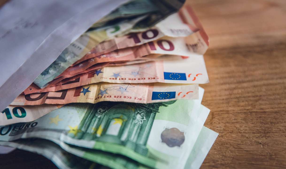 Євро продовжує падати у ціні: курс валют на 11 жовтня