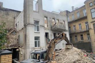 У Києві зносять історичну будівлю/Фото: facebook.com/AmiDPerov Мінкульт відреагував на незаконне знесення історичної садиби у Києві: "Це пряме порушення закону"
