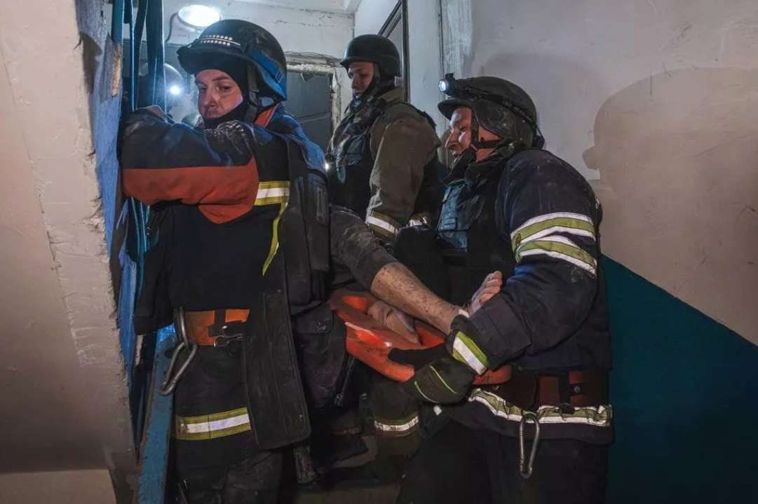 Окупати завдали ракетного удару по багатоповерхівці в Мирнограді/Фото: ДСНС Окупати завдали ракетного удару по багатоповерхівці в Мирнограді/Фото: ДСНС