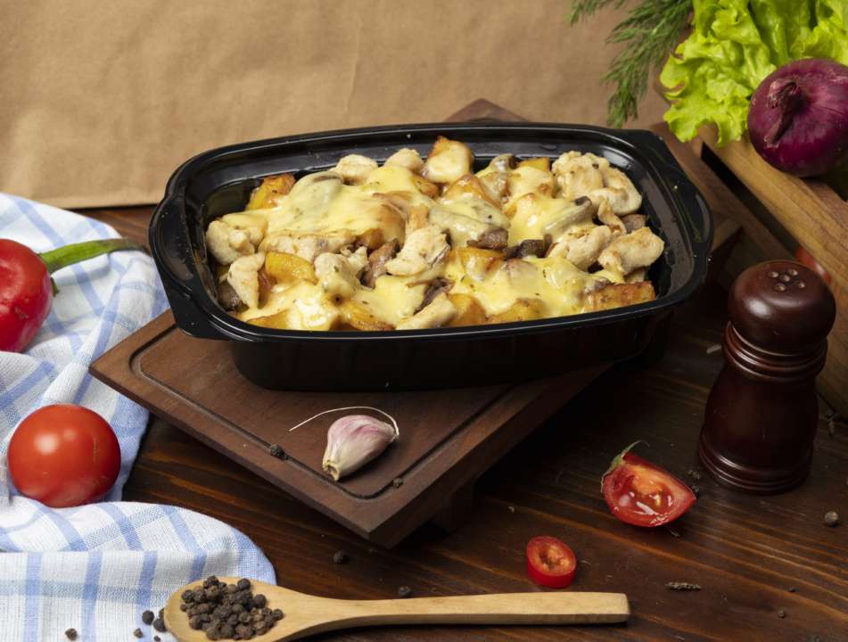 Вкусная, сочная и сытная запеканка / Фото: freepik.com Картофельная запеканка с мясом под сырной шапкой