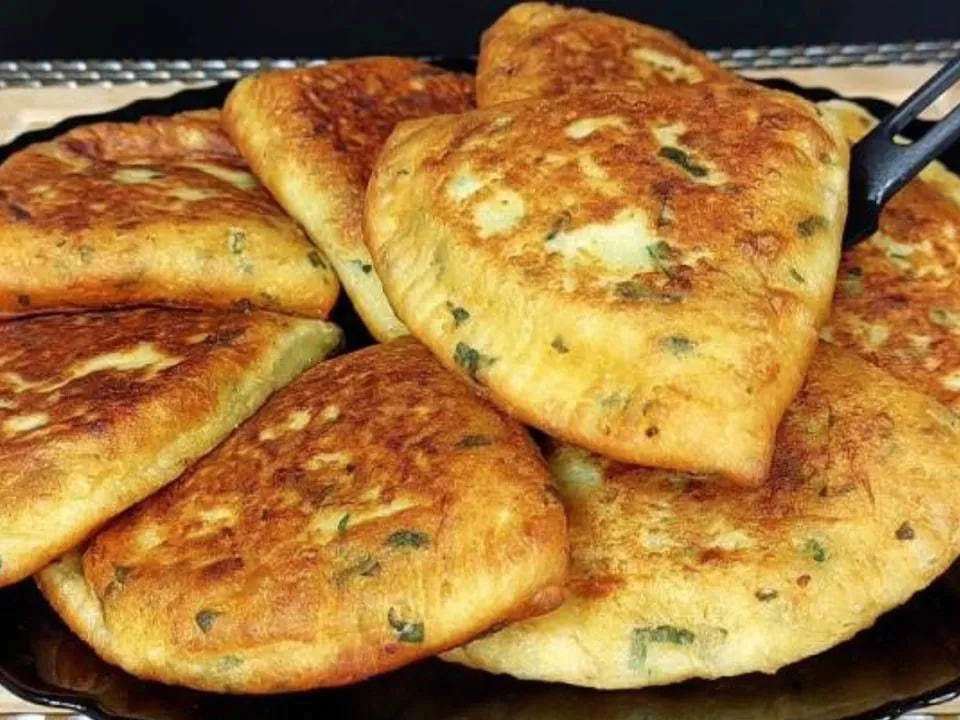 Картофельные пирожки с мясной начинкой/Фото: ukr.media Мука, картофель и немного фарша: необычайно вкусное блюдо из простых продуктов