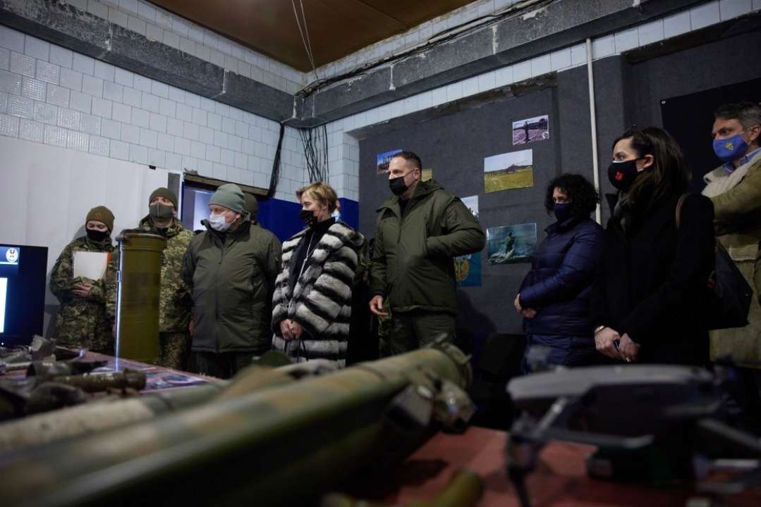 Зеленський разом з іноземними дипломатами побував в зоні дії ООС