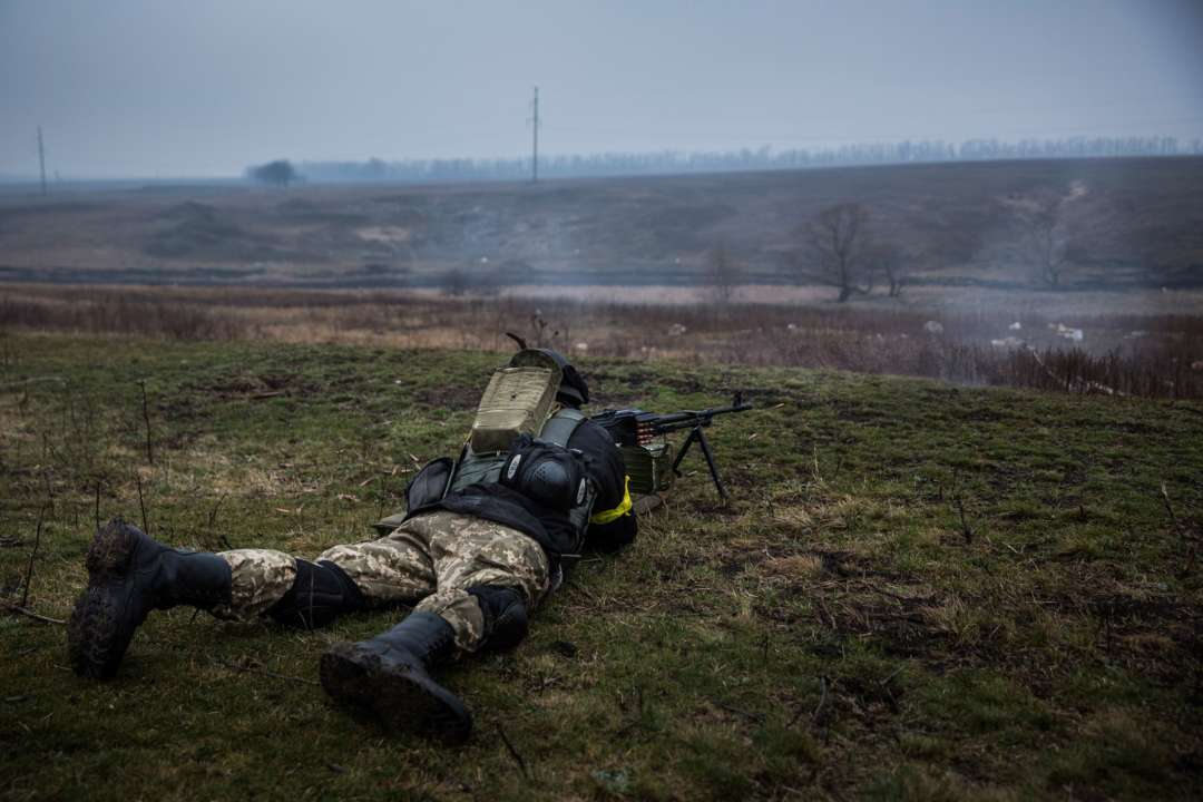 Фото: Getty Images/автор - Andrew Burton Українські війська з батальйону Донбасу тренуються зі стрілецькою зброєю